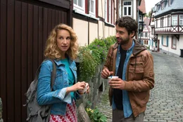 Noras Haus f&uuml;llt sich. Neben ihren Eltern zieht auch Khalid, ein Urlaubsflirt ihrer Freundin, bei ihr ein&hellip; Wie wird man so viele ungebetene G&auml;ste wieder los, wenn man ein klares Wort scheut? (Chiara Schoras und Kai Albrecht)