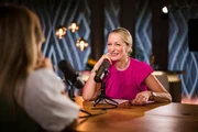 Monika Gruber (r.) und Verena Angermeier im Gespr&auml;ch