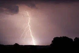 Ein typischer Blitzeinschlag von der Wolke in den Boden. Teilt man die Zeit in Sekunden zwischen Blitz und Donner durch drei, erh&auml;lt man ungef&auml;hr die Entfernung des Einschlags in Kilometern.