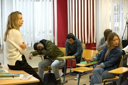 Maria Kowalke (Petra Schmidt-Schaller, l.) und ihre anfangs noch unmotivierten Sch&uuml;ler.