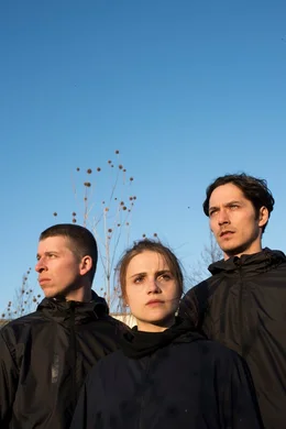 Das Trio aus Lenor (Tonio Schneider), Luisa (Mala Emde) und Alfa (Noah Saavedra, v.l.) setzt sich immer mehr von der Gruppe ab. Doch inwiefern Gewalt ein legitimes Mittel ist &ndash; dar&uuml;ber sind auch sie sich nicht einig.