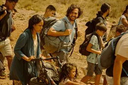 Juan Romero (Elyas M'Barek, M.) spricht mit einer Mutter (Komparsin) auf der Flucht.