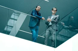 Zwei Aufsteiger, die sich - noch - im Ruhm ihres Starreporters sonnen: Rainer M. Habicht (Michael Maertens, l.) und Christian Eichner (J&ouml;rg Hartmann, r.).