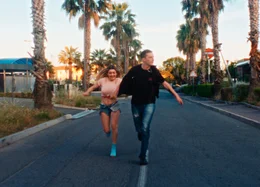 Liane Pougy (Malou Khebizi, r.) und Dino (Idir Azougli, l.)