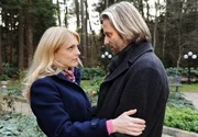 Obwohl sich Rosalie (Natalie Alison, l.) an ein Leben mit Michael (Erich Altenkopf, r.) im Fürstenhof zurücksehnt, gratuliert sie ihm zu seiner Verlobung mit Marlene. Obwohl sich Rosalie (Natalie Alison, l.) an ein Leben mit Michael (Erich Altenkopf, r.) im Fürstenhof zurücksehnt, gratuliert sie ihm zu seiner Verlobung mit Marlene.