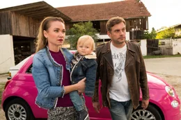 v.li.: Susi (Lisa Maria Potthoff), Baby Paul (Luis Sosnowski), Franz Eberhofer (Sebastian Bezzel).