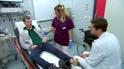 Der Arzt muss herausfinden, wie sich ein junger Patient seine Fußverletzung zugezogen hat. Er sagt nicht die Wahrheit. Der Arzt muss herausfinden, wie sich ein junger Patient seine Fußverletzung zugezogen hat. Er sagt nicht die Wahrheit.