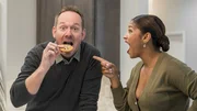 Brian und Mika Kleinschmidt posieren während der Enthüllung am Set! Brian und Mika Kleinschmidt posieren während der Enthüllung am Set!