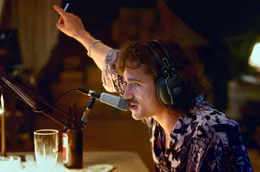 J&eacute;r&ocirc;me (Joseph Olivennes) moderiert das Radioprogramm &bdquo;Warschau&ldquo;.