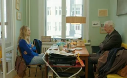 Maria Kowalke (Petra Schmidt-Schaller) und ihr Vater Max (G&uuml;nther Maria Halmer) geraten am Fr&uuml;hst&uuml;ckstisch aneinander.