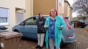 Carmen verfolgt die Sanierung der gelben Reihenhäuser mit Sorge. Carmen verfolgt die Sanierung der gelben Reihenhäuser mit Sorge.