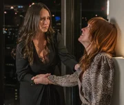 Maddie Kendall (Jennifer Love Hewitt, l.); Wendy (Jess Berry, r.) Maddie Kendall (Jennifer Love Hewitt, l.); Wendy (Jess Berry, r.)