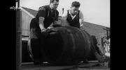 Hinter den Kulissen auf dem Oktoberfest 1960 - ein großes Bierfass wird vom Wagen gerollt. Hinter den Kulissen auf dem Oktoberfest 1960 - ein großes Bierfass wird vom Wagen gerollt.
