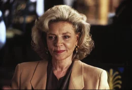 Marcia Sindell (Lauren Bacall) ist die Agentin des Bestsellerautors Paul Sheldon. Sie warnt ihn davor, seine beliebten "Misery-Romane" aufzugeben, aber er bleibt hart.