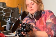 Ger&auml;uschemacherin und Foley-Artistin Simone Nowicki mit Raschel-Requisite im Studio des journalistischen Seminars an der Uni Mainz