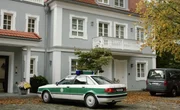 Hubert (Christian Tramitz) und Girwidz (Michael Brandner) fahren zu Maria Holzer (Bianca Hein).