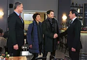 ARD ROTE ROSEN FOLGE 1923, am Dienstag (17.03.15) um 14:10 Uhr im ERSTEN. Alle mögen Justus (Norman Kalle, 2.v.r.) und freuen sich mit Merle (Anja Franke, 2.v.l. mit Joachim Kretzer, l.) über ihr neues Glück – bis auf Gunter (Hermann Toelcke, r.) … ARD ROTE ROSEN FOLGE 1923, am Dienstag (17.03.15) um 14:10 Uhr im ERSTEN. Alle mögen Justus (Norman Kalle, 2.v.r.) und freuen sich mit Merle (Anja Franke, 2.v.l. mit Joachim Kretzer, l.) über ihr neues Glück – bis auf Gunter (Hermann Toelcke, r.) …