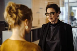 Viola (Christina Gro&szlig;e, l.) wird von ihrer Chefin Hilde Roch (Charlotte Schwab, r.) heftig kritisiert.