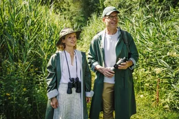 Beim Birdwatching kommen Viola Berger (Christina Gro&szlig;e) und Benno Martius (Tim Bergmann) einander n&auml;her.
