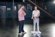 Ein Teilnehmer des Sozial-Experiments erzählt Psychologe Leon Windscheid (l.), wie seine Trennung verlaufen ist. Ein Teilnehmer des Sozial-Experiments erzählt Psychologe Leon Windscheid (l.), wie seine Trennung verlaufen ist.