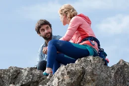 Noras Haus f&uuml;llt sich. Neben ihren Eltern zieht auch Khalid, ein Urlaubsflirt ihrer Freundin, bei ihr ein&hellip; Wie wird man so viele ungebetene G&auml;ste wieder los, wenn man ein klares Wort scheut? (Chiara Schoras und Kai Albrecht) .