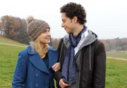 Mandy (Lara Mandoki, l.) ist glücklich, den Tag mit Marc (Matthias Renger, r.) verbringen zu können. Mandy (Lara Mandoki, l.) ist glücklich, den Tag mit Marc (Matthias Renger, r.) verbringen zu können.
