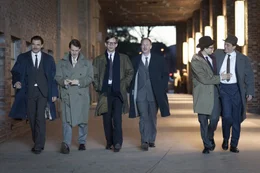 Von links: Leo Brawand (Max Hopp), Conny Ahlers (David Rott), Rudolf Augstein (Sebastian Rudolph), Hans Detlev Becker (Johann von B&uuml;low), Claus Jacobi (Franz Dinda) und Josef Augstein (Andr&eacute; M. Hennicke).