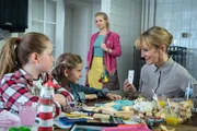 Susanne Stöger-Mendel (Esther Esche, r.) passt auf Jennys (Birte Hanusrichter, hinten) Kinder Matilda (Anna Büttner, l.) und Kim (Zora Müller) auf. Susanne Stöger-Mendel (Esther Esche, r.) passt auf Jennys (Birte Hanusrichter, hinten) Kinder Matilda (Anna Büttner, l.) und Kim (Zora Müller) auf.