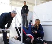 Marine First Lieutenant Jeremy Nolan (Wes Brown, liegend) wird an Bord eines Dinner-Schiffes, wo man seine Heimkehr aus Afghanistan feiert, erschossen. Gibbs (Mark Harmon, l.), Ziva (Cote de Pablo, M.) und Agent Abigail Borin (Diane Neal, r.) beginnen sofort mit den Ermittlungen ... Marine First Lieutenant Jeremy Nolan (Wes Brown, liegend) wird an Bord eines Dinner-Schiffes, wo man seine Heimkehr aus Afghanistan feiert, erschossen. Gibbs (Mark Harmon, l.), Ziva (Cote de Pablo, M.) und Agent Abigail Borin (Diane Neal, r.) beginnen sofort mit den Ermittlungen ...