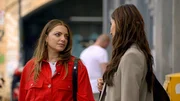 Laura (Chryssanthi Kavazi, r.) r&auml;t Emily (Anne Menden), sich nicht mit Julian anzulegen.