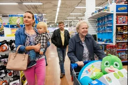 L-R: Susi (Lisa Maria Potthoff), Baby Paul (Luis Sosnowski), Franz Eberhofer (Sebastian Bezzel), Oma Eberhofer (Enzi Fuchs).