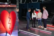 Psychologe Leon Windscheid (r.) spricht mit Teilnehmenden des Sozialexperiments über ihre Trennungen. Psychologe Leon Windscheid (r.) spricht mit Teilnehmenden des Sozialexperiments über ihre Trennungen.