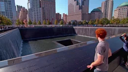 &bdquo;Die Kinder von 9/11&ldquo; von Christiane Meier folgt den Kindern von damals, deren Lebenswege durch die Anschl&auml;ge des 11. Septembers pl&ouml;tzliche und dramatische Wendungen genommen haben. Bei aller Tragik und Trauer eint sie eines: der Wille, das alles zu &uuml;berwinden und ein friedliches, gl&uuml;ckliches Leben zu leben. Auch wenn der Schatten der T&uuml;rme sie f&uuml;r immer begleiten wird.
