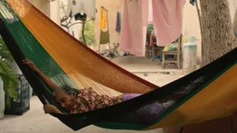 Matriarchale Strukturen in Mexiko? Der Film begleitet drei Generationen von Marktfrauen in ihrem Alltag und entdeckt dabei die Wege der Waren und die Menschen im Ort Juchit&aacute;n de Zaragoza, Oaxaca. Der Film ist ein Abschlussfilm der Deutschen Film- und Fernsehakademie Berlin (DFFB) - Die Hausmutter Adelina schl&auml;ft.