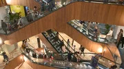 Die legendäre sechste Etage des KaDeWe ist keine gewöhnliche Feinkostabteilung. Sie ist ein Sehnsuchtsort für Delikatessenjäger, ein Ort zum Staunen, Flanieren und Genießen für Besucher aus Berlin und aller Welt. - Neue spiralförmige Rolltreppe im KaDeWe. Die legendäre sechste Etage des KaDeWe ist keine gewöhnliche Feinkostabteilung. Sie ist ein Sehnsuchtsort für Delikatessenjäger, ein Ort zum Staunen, Flanieren und Genießen für Besucher aus Berlin und aller Welt. - Neue spiralförmige Rolltreppe im KaDeWe.