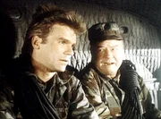 MacGyver (Richard Dean Anderson, l.) und Thornton (Dana Elcar, r.) wollen aus einem vietnamesischen Dorf zwei Amerikanerinnen befreien. MacGyver (Richard Dean Anderson, l.) und Thornton (Dana Elcar, r.) wollen aus einem vietnamesischen Dorf zwei Amerikanerinnen befreien.