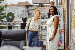Noch ahnen Viola (Christina Gro&szlig;e, l.) und ihre Freundin Beryl (Dalila Abdallah, r. ) nicht, welche &Uuml;berraschungen beim Wahrsager auf sie warten.