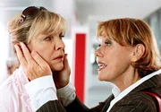 Dana (Gaby Dohm, rechts) braucht dringend die Hilfe ihrer Schwester Julie (Gila von Weitershausen). Dana (Gaby Dohm, rechts) braucht dringend die Hilfe ihrer Schwester Julie (Gila von Weitershausen).