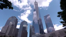 &bdquo;Die Kinder von 9/11&ldquo; von Christiane Meier folgt den Kindern von damals, deren Lebenswege durch die Anschl&auml;ge des 11. Septembers pl&ouml;tzliche und dramatische Wendungen genommen haben. Bei aller Tragik und Trauer eint sie eines: der Wille, das alles zu &uuml;berwinden und ein friedliches, gl&uuml;ckliches Leben zu leben. Auch wenn der Schatten der T&uuml;rme sie f&uuml;r immer begleiten wird.