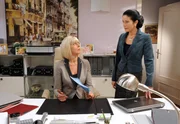 ARD STURM DER LIEBE FOLGE 1694. Doris (Simone Ritscher, r.) ist nicht begeistert, dass Werner Charlotte (Mona Seefried, l.) die Organisation der Rubikonierkonferenz übertragen hat. ARD STURM DER LIEBE FOLGE 1694. Doris (Simone Ritscher, r.) ist nicht begeistert, dass Werner Charlotte (Mona Seefried, l.) die Organisation der Rubikonierkonferenz übertragen hat.