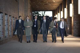Von links: Leo Brawand (Max Hopp), Conny Ahlers (David Rott), Rudolf Augstein (Sebastian Rudolph), Hans Detlev Becker (Johann von B&uuml;low), Claus Jacobi (Franz Dinda) und Josef Augstein (Andr&eacute; M. Hennicke).
