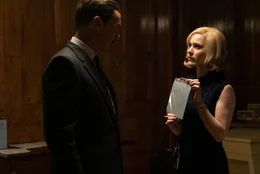 l-r: Greville Wynne (Benedict Cumberbatch),  Emily Donovan (Rachel Brosnahan)