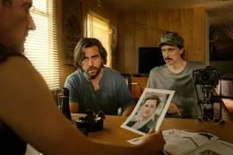Juan (Elyas M'Barek, M.) mit Kameramann Milo (Michael Ostrowski, r.) bei einer Befragung von James Nathaniel Webber (Jeff Burrell), der unter dem Namen Jaeger Teil einer Miliz sein soll, &uuml;ber die Lars Bogenius (Jonas Nay, Foto) eine tolle Story schrieb.