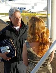 Marine First Lieutenant Jeremy Nolan, gerade aus Afghanistan zurück, ist an Bord eines Dinner-Schiffes, wo man seine Heimkehr feiert. Als er kurz an Deck geht, fallen plötzlich Schüsse und er bricht tot zusammen. Agent Abigail Borin (Diane Neal, r.) von der Küstenwache, die zufällig auch an Bord war, verständigt Gibbs (Mark Harmon, l.) und sein Team ... Marine First Lieutenant Jeremy Nolan, gerade aus Afghanistan zurück, ist an Bord eines Dinner-Schiffes, wo man seine Heimkehr feiert. Als er kurz an Deck geht, fallen plötzlich Schüsse und er bricht tot zusammen. Agent Abigail Borin (Diane Neal, r.) von der Küstenwache, die zufällig auch an Bord war, verständigt Gibbs (Mark Harmon, l.) und sein Team ...