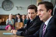 Maximilian Mertens (August Wittgenstein, 2.v.r.) ist zusammen mit Peter Singler (Arnd Klawitter, r.) vor Gericht und stellt die "Sinnesfrage" zum Einsatz des Medikaments. Maximilian Mertens (August Wittgenstein, 2.v.r.) ist zusammen mit Peter Singler (Arnd Klawitter, r.) vor Gericht und stellt die "Sinnesfrage" zum Einsatz des Medikaments.