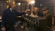 G&uuml;nter (Wolfgang Winkler, M.) und Edwin (Tilo Pr&uuml;ckner, r.) sto&szlig;en im Brauhaus mit K&ouml;bes (Henning Krautmacher, l.) an.