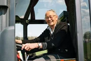 Die 85-jährige Helga sitzt am Steuer ihres Reisebusses. Die 85-jährige Helga sitzt am Steuer ihres Reisebusses.