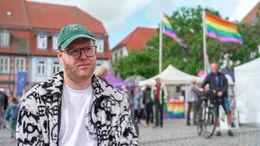 F&uuml;r Vielfalt und Toleranz auch auf dem Land: Hannes St&ouml;hr von Queer am See e.V. organisiert mit seinem Verein den ersten CSD in der Kleinstadt Waren.