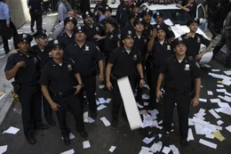 Am 11. September 2001 fliegen Terroristen zwei Passagiermaschinen in die T&uuml;rme des World Trade Centers. Todesmutig versucht eine Einheit der New Yorker Cops m&ouml;glichst viele Opfer zu bergen, doch dann st&uuml;rzen S&uuml;d- und Nordturm zusammen ...