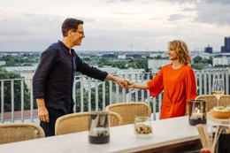 Viola (Christina Gro&szlig;e) ahnt, dass Benno Martius (Tim Bergmann) sich mehr von dem Date erhofft.